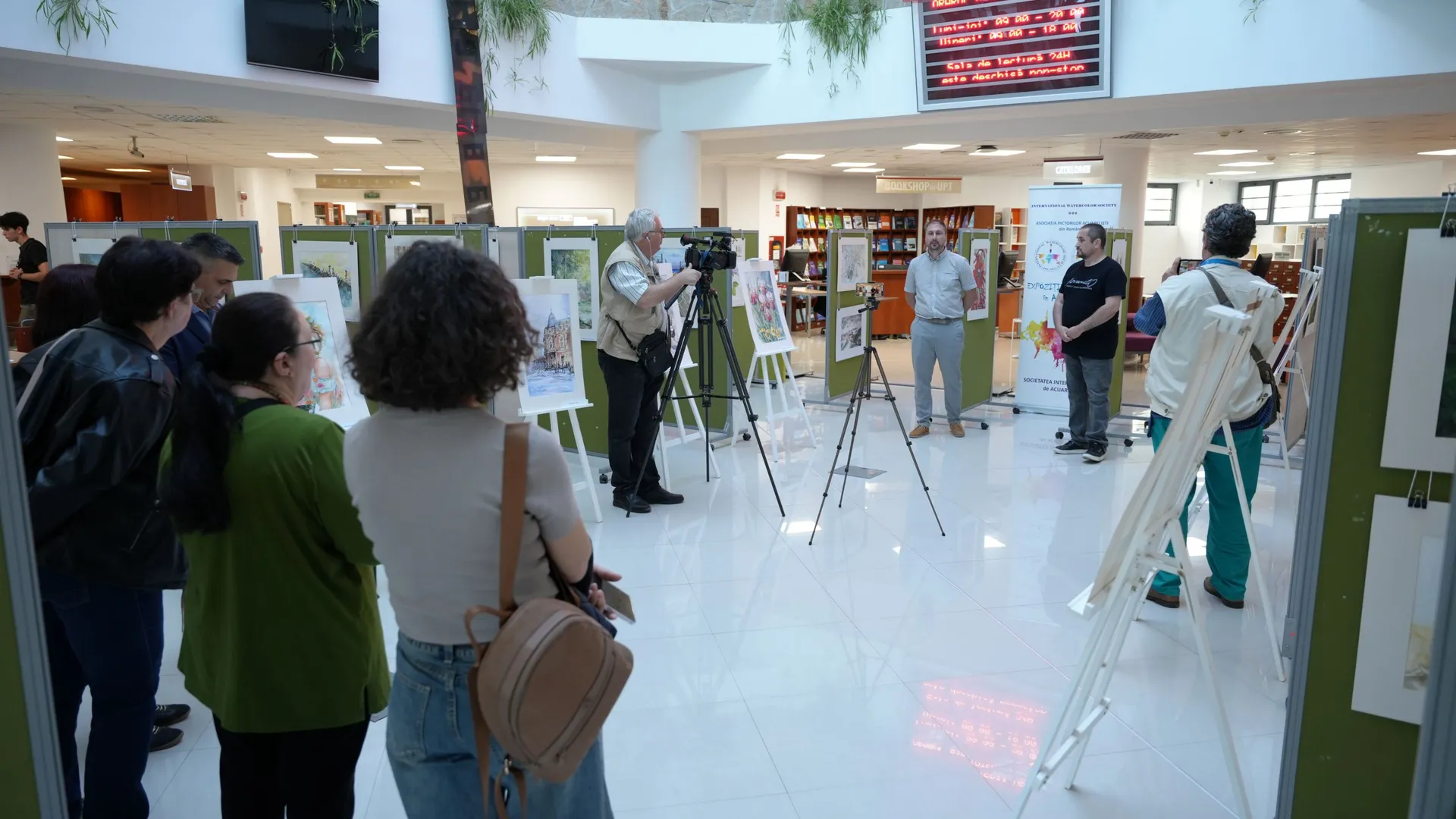 „România în acuarelă” a revenit la Biblioteca UPT: 52 de artiști, 68 de lucrări și tot atâtea perspective
